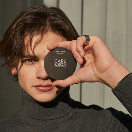 Filtro facial invisible para hombres. Se aplica insistiendo en la zona T, y no aporta color. Alisa la zona, disimulando los poros abiertos y dejando un efecto de piel aterciopelada.