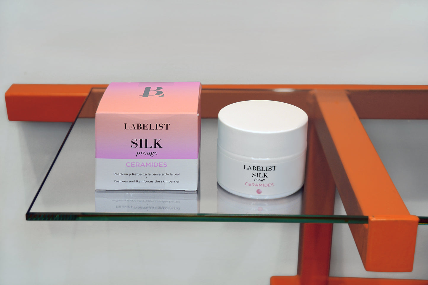 Crema antiarrugas formulada con ceramidas, ideal para tratar líneas de expresión o arrugas.